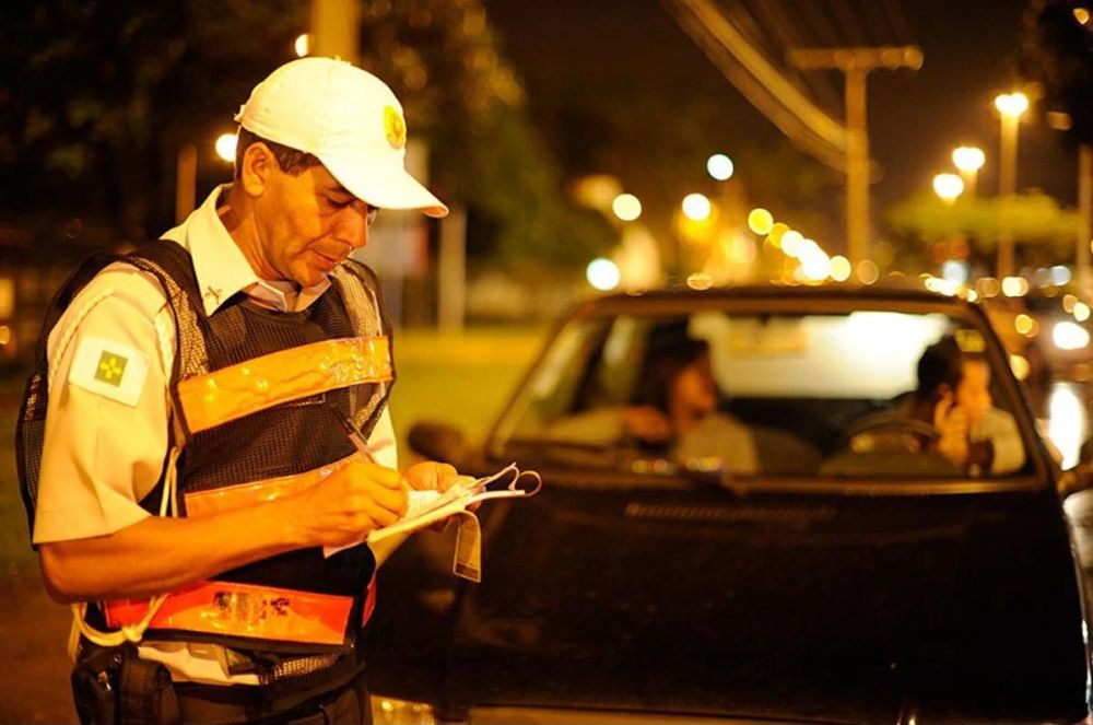 Afinal, guarda de tr&acirc;nsito pode aplicar multa?